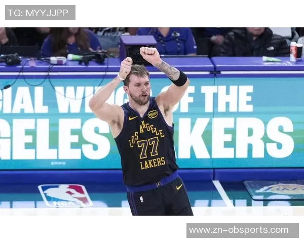 东契奇与里夫斯现场观战布朗尼G联盟比赛展现篮球热情与友谊 东契奇与里夫斯现场观战布朗尼G联盟比赛展现篮球热情与友谊