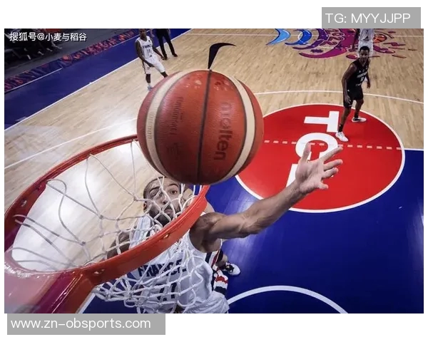 前爵士双煞戈贝尔米切尔赛场趣味互动赌现金引发球迷热议 前爵士双煞戈贝尔米切尔赛场趣味互动赌现金引发球迷热议